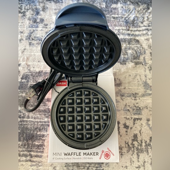 Dash Mini Waffle Maker 🧇 - Picture 3 of 7